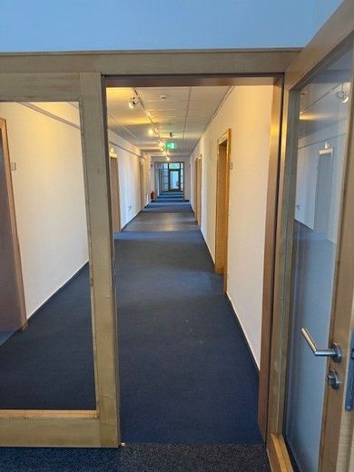 Moderne Bürofläche - 375 m² - 14 Räume - zentral - klimatisiert – Flur