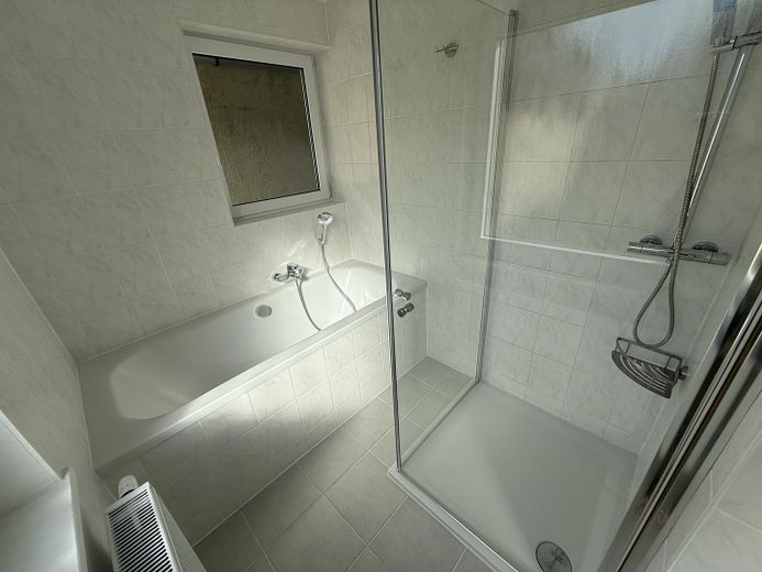 möbliertes Zimmer in Wohngemeinschaft in denkmalgeschütztem Gebäude – Badewanne und begehbare Dusche