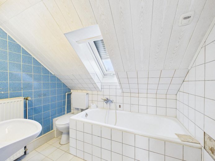 Edles Reihenmittelhaus in gepflegter Umgebung – 2.Etage Bad mit BW