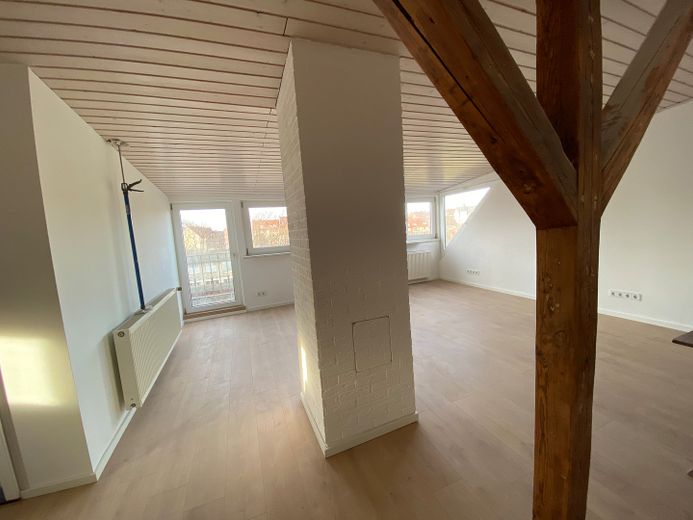 Apartamento con balcón, apto para piso compartido, 4 habitaciones, dúplex, cerca de la estación – offenes Wohnzimmer oben