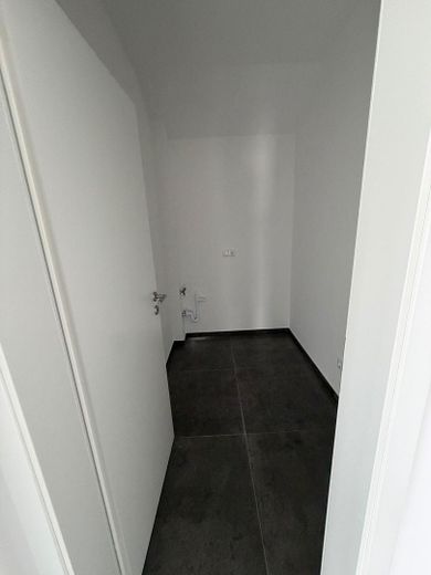 Moderne 4-Zimmer-Neubauwohnung mit Einbauküche, Balkon und Stellplatz in Rodenbach – Foto 10