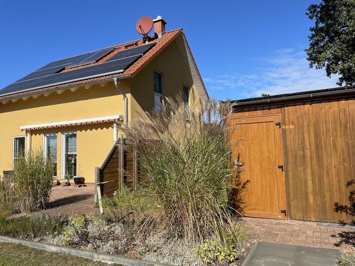 HORN IMMOBILIEN ++ modernes Einfamilienhaus mit Photovoltaikanlage, Garage und Terrasse in Torgelow – Hausansicht