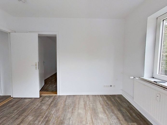 Moderne 3-Zimmer-Wohnung mit EBK und Wannenbad – Ansicht II: Wohn- und Esszimm…