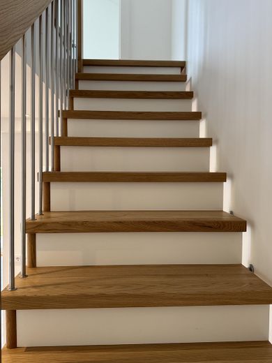 First occupancy: low-energy house in Düsseldorf-Kalkum, commission-free, south-west orientation – Treppendetail