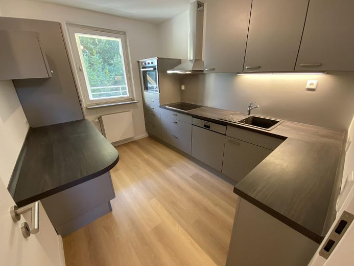 Renovated 3-room apartment with fitted kitchen and south-facing loggia in Kirchdornberg – Einbauküche