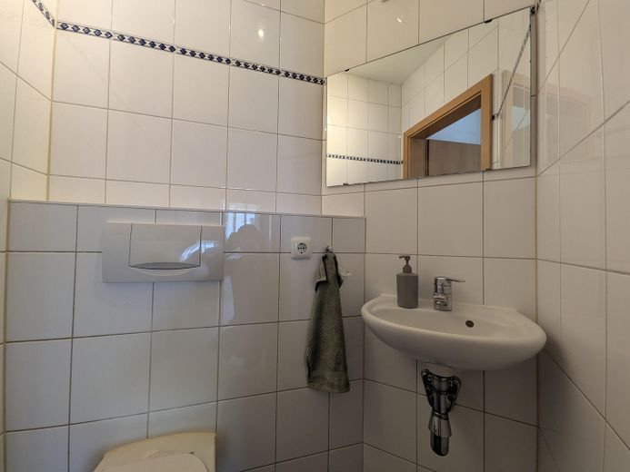 Lichtdurchflutete 3-Zimmer-Wohnung mit Süd-Wintergarten und Waldblick am Ebersberger Forst. – Gäste-WC.