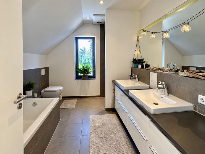Komisyonsuz: Bahçeli, çift garajlı ve ulaşım bağlantıları iyi olan enerji tasarruflu müstakil ev – Bad mit Badewanne und Dusche