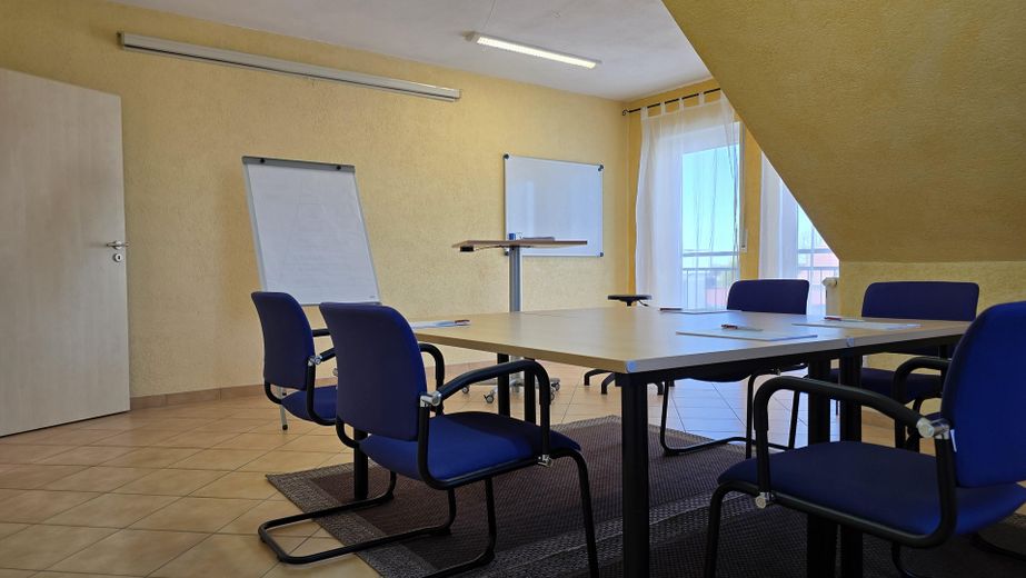 Repräsentatives Musterhaus mit großzügiger Betriebsleiterwohnung & gemütlichen Garten – Büro im Obergeschoss