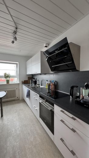Appartement de 3 pièces à Maintal-Bischofsheim : balcon avec vue sur la skyline, cuisine équipée et garage – Photo 3