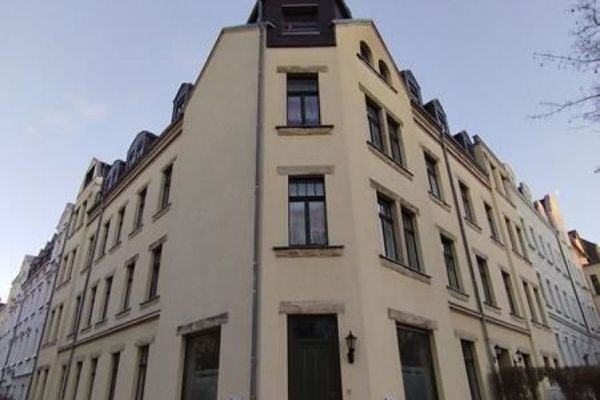 Ampio appartamento di 4 locali con laminato, vasca e doccia in posizione ottima! Il precedente inquilino vende la cucina componibile