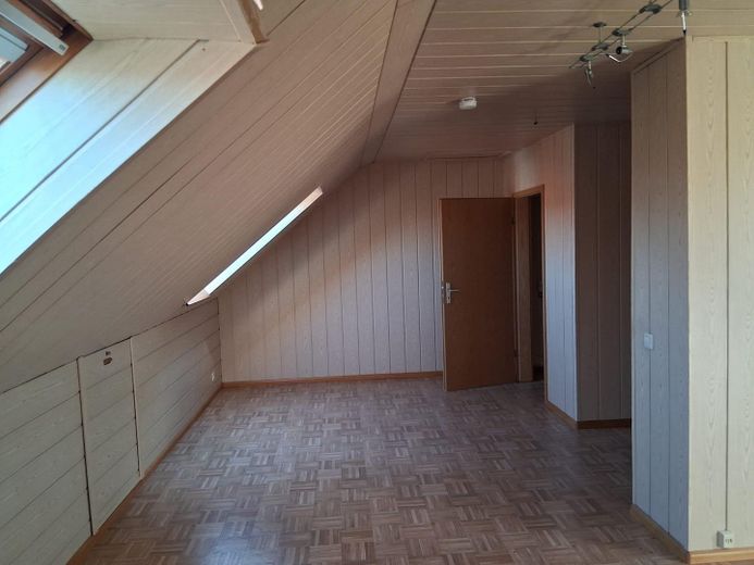 SOFORT BEZUGSFREI! Sehr geräumige lichtdurchflutete 4-Zi- Maisonette-Wohnung inkl. Balkon, Carport – Zimmer DG