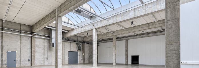 गोदाम, उत्पादन, कार्यालय/सामाजिक कक्ष 750m² + 206m², खुला क्षेत्र >5000m² (विकल्प + CNC मशीनिंग लगभग 400m²) – Halle