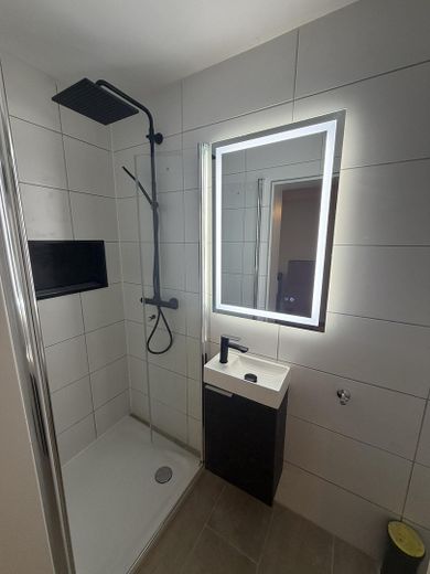 Kernsanierte 4–5-Zimmer-Wohnung | Einbauküche | Kamin | Garage | Terrasse – Badezimmer unten