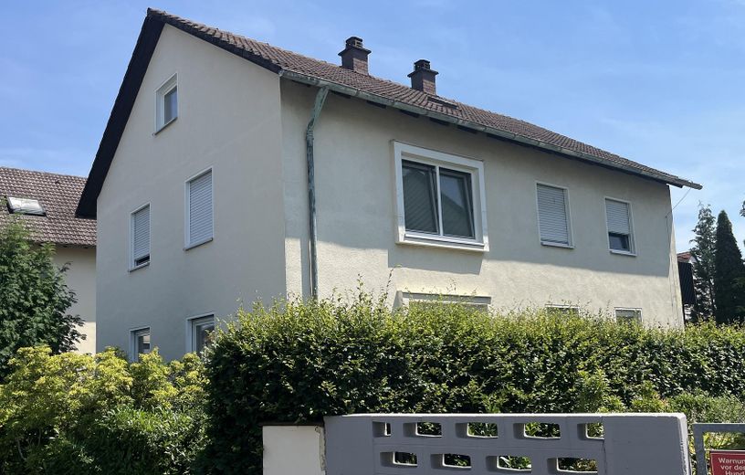 Provisionsfrei: Gepflegtes Zweifamilienhaus mit Garten & Garage in guter Wohnlage von Weiden – Ansicht von der Straße
