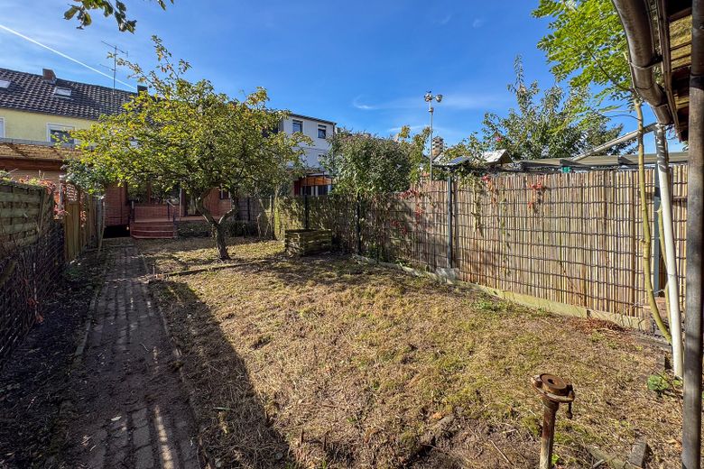 REIHENHAUS – DOPPELGARAGE – TERRASSE – GARTEN – RENOVIERUNGSBEDÜRFTIG – Garten - EG