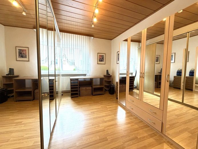 Flexibel nutzbares Dreifamilienhaus mit 3 freien Wohnungen in Mannheim-Sandhofen – EG Zimmer