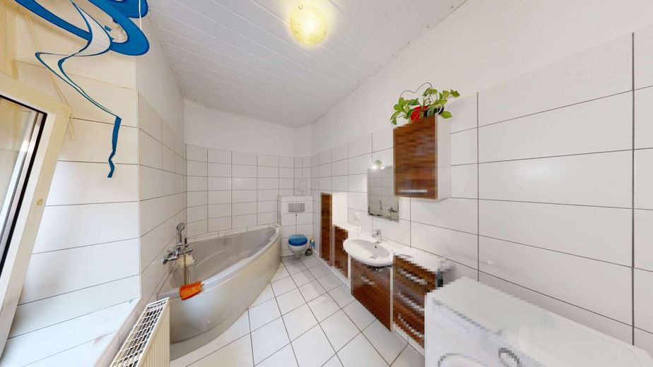 Vierseitenhof bei Schönebeck: MFH &amp; XXL-Ertrags-Reserve - 29% Soll-Rendite – Obergeschoss-rechts Badezimmer