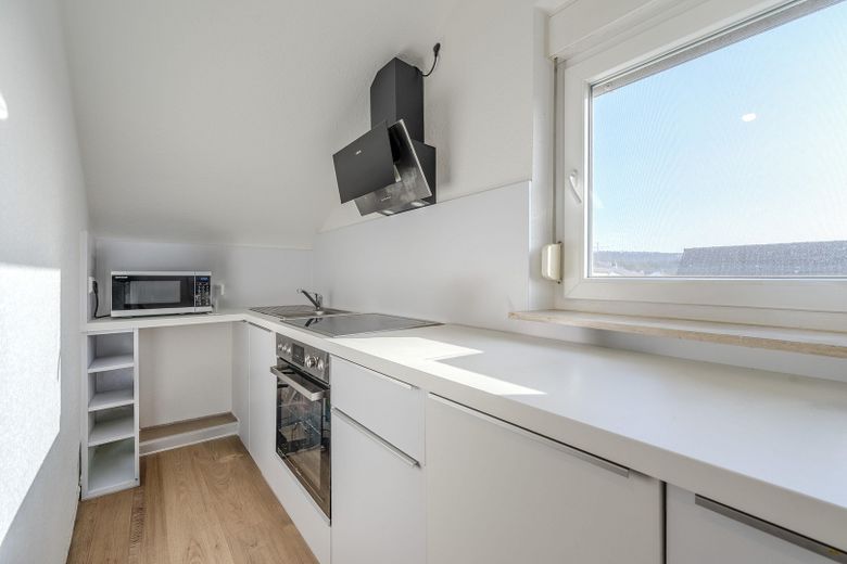 Kernsanierte 2-Zimmer-Dachgeschosswohnung mit neuer Einbauküche & Stellplatz in Oberstenfeld – Neue Einbauküche