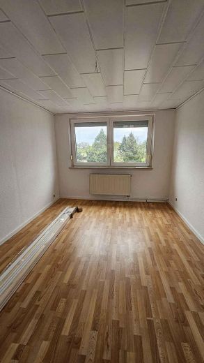 Appartamento di 3 locali appena ristrutturato con cucina attrezzata – idoneo al Wohngeld, libero dal 01.09. – Wohnzimmer 2