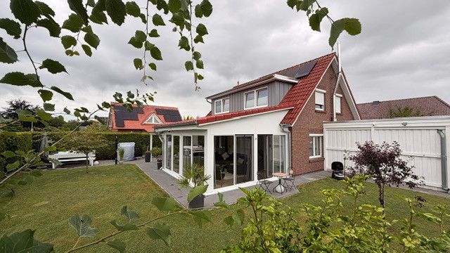 Einziehen & wohlfühlen: Modernisiertes Einfamilienhaus mit Wintergarten in Varel-Büppel – Foto 1