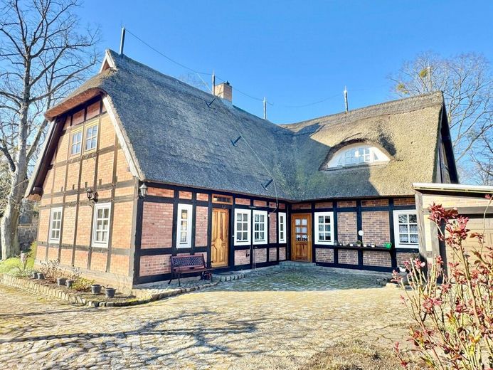 HORN IMMOBILIEN ++ tolles Reetdach-Fachwerkhaus in Alt Rehse bei Neubrandenburg, Denkmalschutz – Hausansicht von hinten