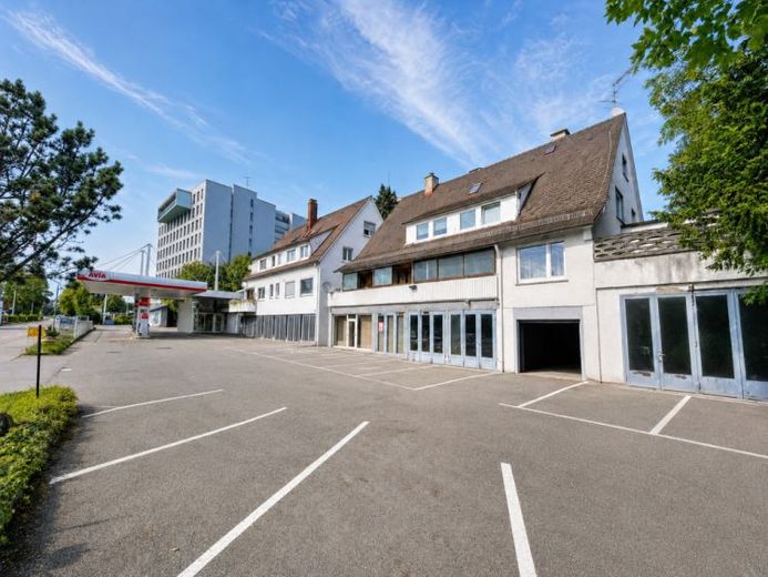 Investimento con potenziale !
Due edifici residenziali con spazi commerciali e stazione di servizio – Foto 1