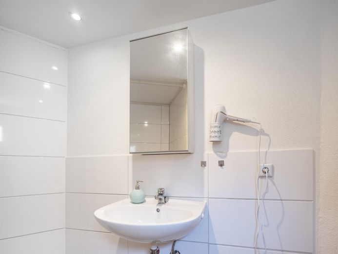 Exklusiver freistehender Bungalow mit Einliegerwohnung, Fernblick, Doppelgarage & großem Garten – Foto 23