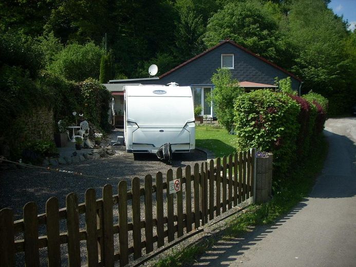 Einzigartige Lage! Freistehendes Einfamilienhaus am Waldesrand – Tor Stellplatz