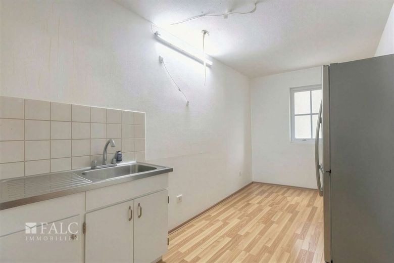 Kapitalanlage oder Zuhause: Helle 3-ZKB mit großer Loggia und Tiefgaragenstellplatz – Küche mit KI geräumt