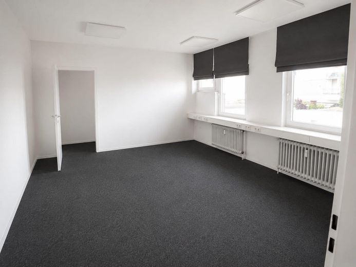 Office or practice space in a central city location with balcony – Photo 2