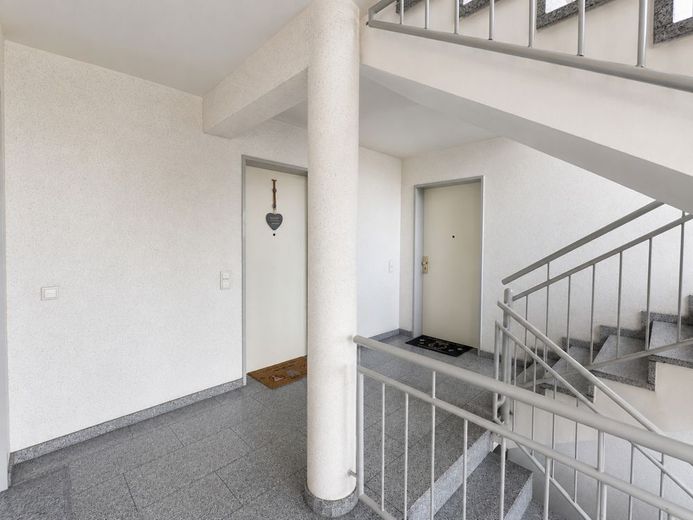 Vermietete Eigentumswohnung mit Terrasse und Gartenanteil in Haßlinghausen – Hausflur