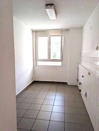 SW-Stadt semtinde keyifli daire: 2 oda, 3. kat, asansör, camlı balkon – Küche