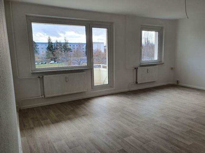 Moderne Familienwohnung mit offener Wohnküche und Balkon – फोटो 1