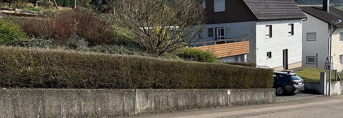 „Omas Häusle“, sofort verfügbar, mit großem Garten, schöner Lage und reichlich Potential ! – Hausansicht
