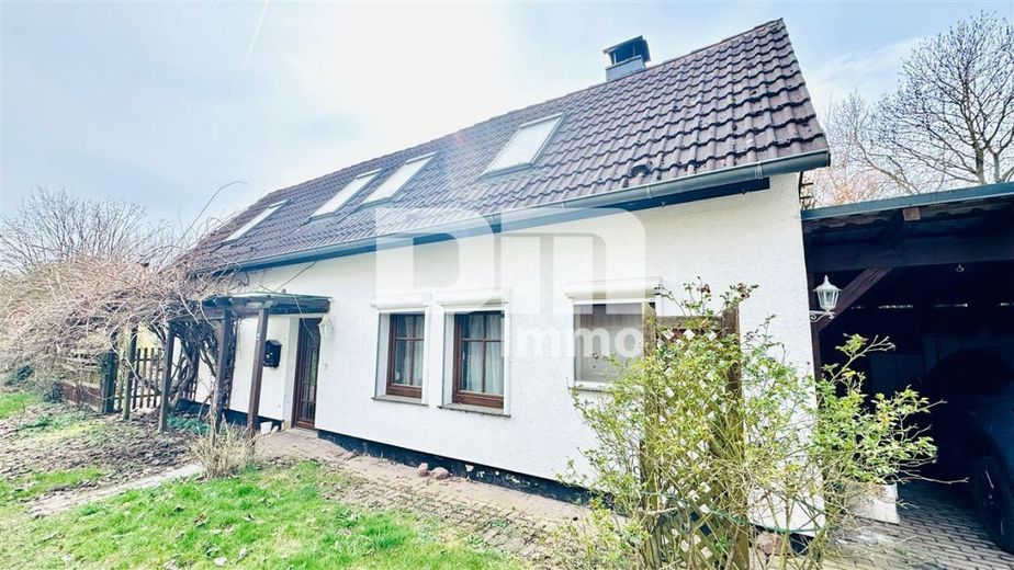 (R)eserviert! Einfamilienhaus am Ortsrand mit großem Grundstück, Carport – Frontansicht Titel