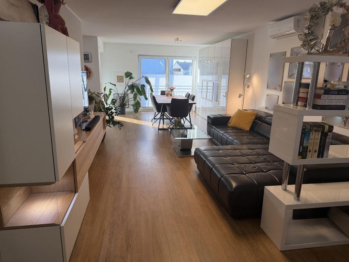 Apartamento de 3 habitaciones como nuevo (año de construcción 2021) con balcón de 15 m², aire acondicionado y plaza de garaje subterráneo – Lichtdurchfluteter Wohnbereich