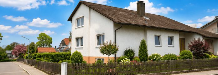 Familien- und Mehrgenerationenhaus mit großem Garten und viel Potenzial – Hausansicht KI
