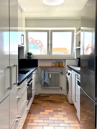 Helle 4-Zi.-Wohnung mit 2 Balkonen & Stellplatz – modernisiert, Süd-West – Küche