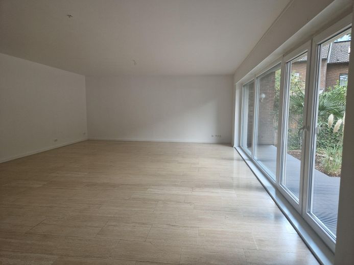 Buchholz! Huis in huis - appartement op de begane grond van 156 qm met terras, tuin en grote garage – Wohnzimmer