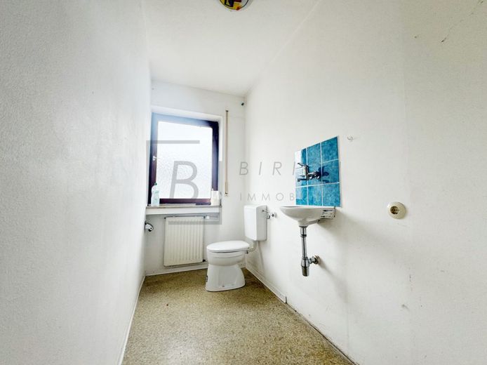 Großzügige 4-Zimmer-Dachgeschosswohnung mit Balkon und Stellplatz – WC