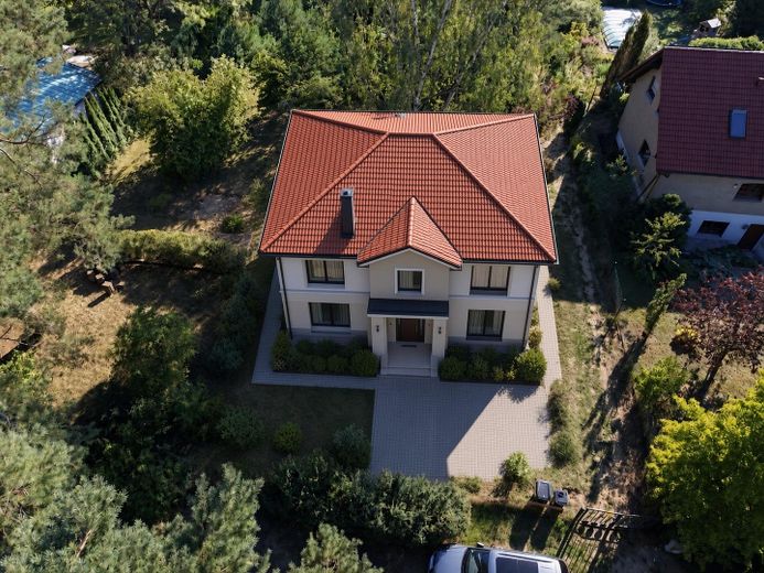 Schön geschnittenes Baugrundstück in idyllischer Lage – Bebaut mit einer Stadtvilla