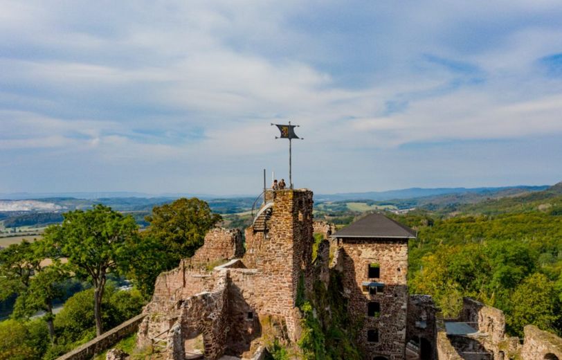 Idyllische Villa/Mehrfamilienhaus in grünem Erholungsort (Harz) - mit Ausbau-/Investmentpotential – Burgruine Hohnstein Nachbarort