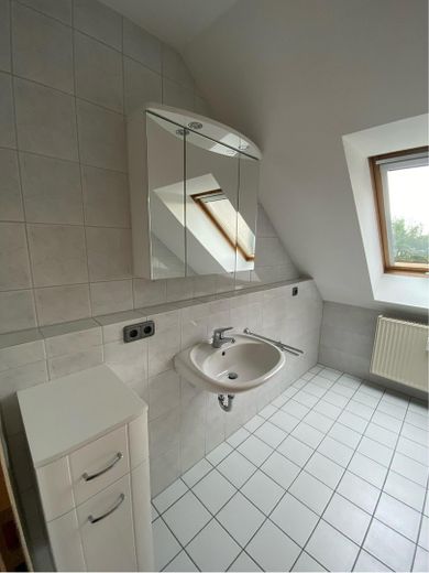 Helle 2-Zimmer-Dachgeschosswohnung mit Balkon und Stellplatz in zentraler Lage von Röthenbach – Badezimmer