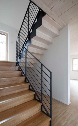 5-room apartment in an eco-friendly timber house – Innentreppe Aufgang
