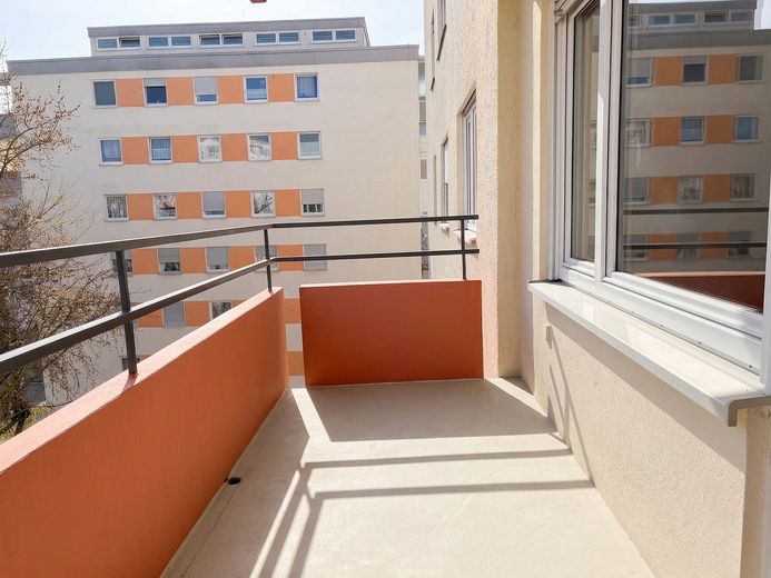 Moderne, zentrale 2-Zimmer-Wohnung mit Balkon, Aufzug & EBK – direkt am Bahnhof - ab 01.10.26 frei – Balkon