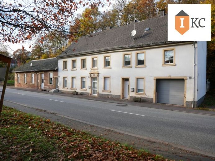 Günstige Gelegenheit - 2 Häuser - 5 Wohnungen - ein Preis !! – Foto 1
