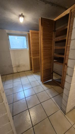 Casa a schiera di testa ben tenuta con giardino recintato e posto auto coperto – Keller 2