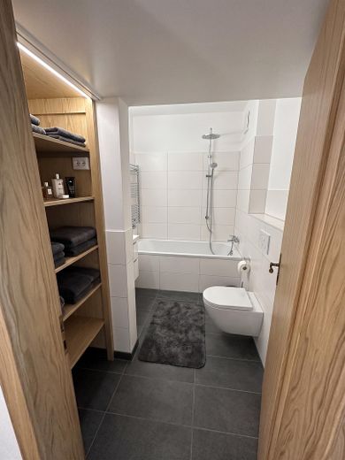 Volledig gerenoveerd 4-kamerappartement met balkon & lift – Foto 1