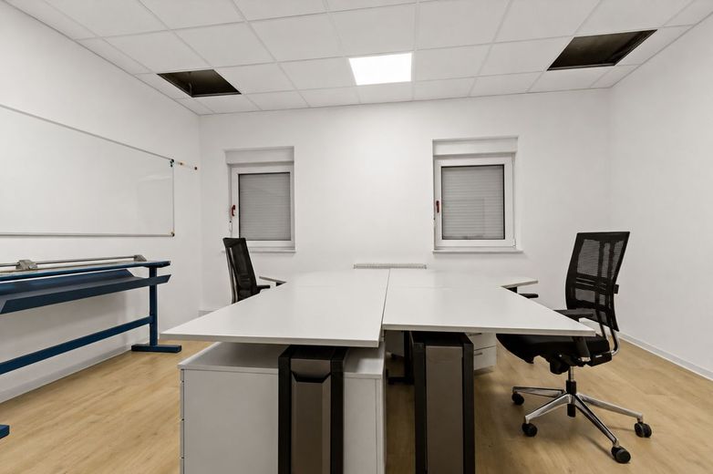 Amplia superficie de oficinas y comercial en Merseburg - ¡aprox. 834 m² divisible en alquiler! – Büro EG