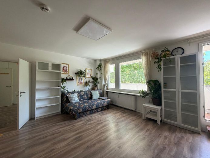 Fully Furnished 3 Room Apartment in Mitte with Guest WC – Living Room 1
